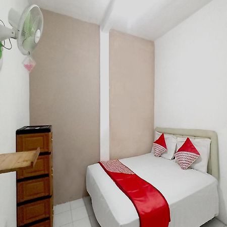 Oyo 3012 Coupis Guesthouse Syariah Pare Exterior foto