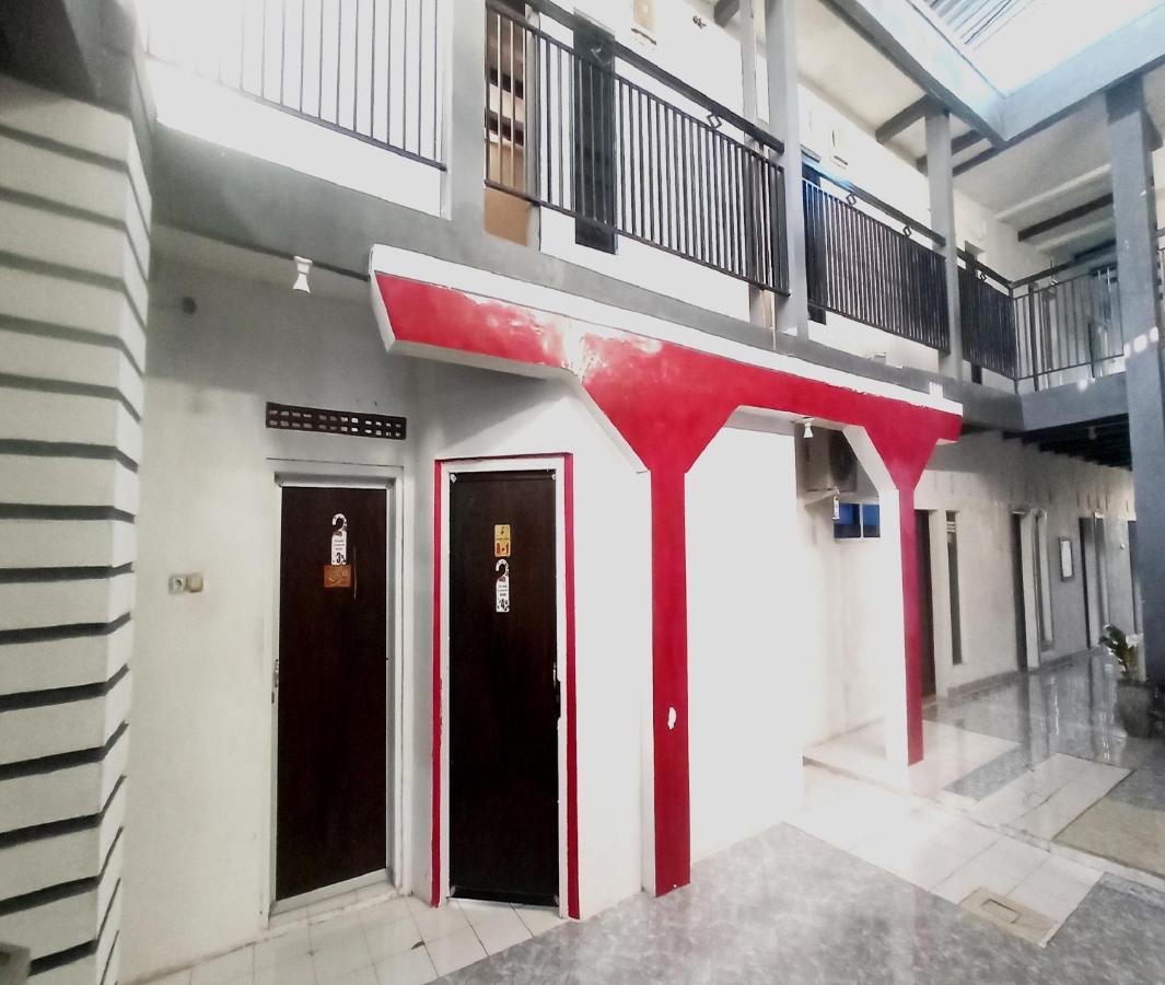 Oyo 3012 Coupis Guesthouse Syariah Pare Exterior foto