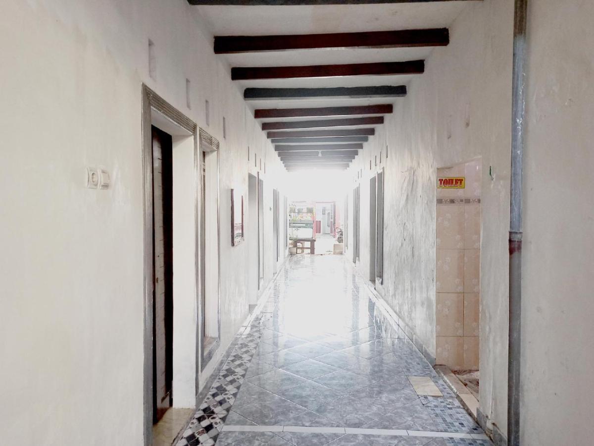 Oyo 3012 Coupis Guesthouse Syariah Pare Exterior foto