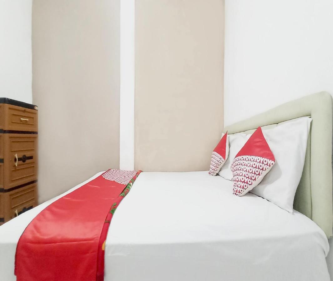Oyo 3012 Coupis Guesthouse Syariah Pare Exterior foto